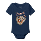 Detroit Tigers Butterfly Glove Short Sleeve Snapper